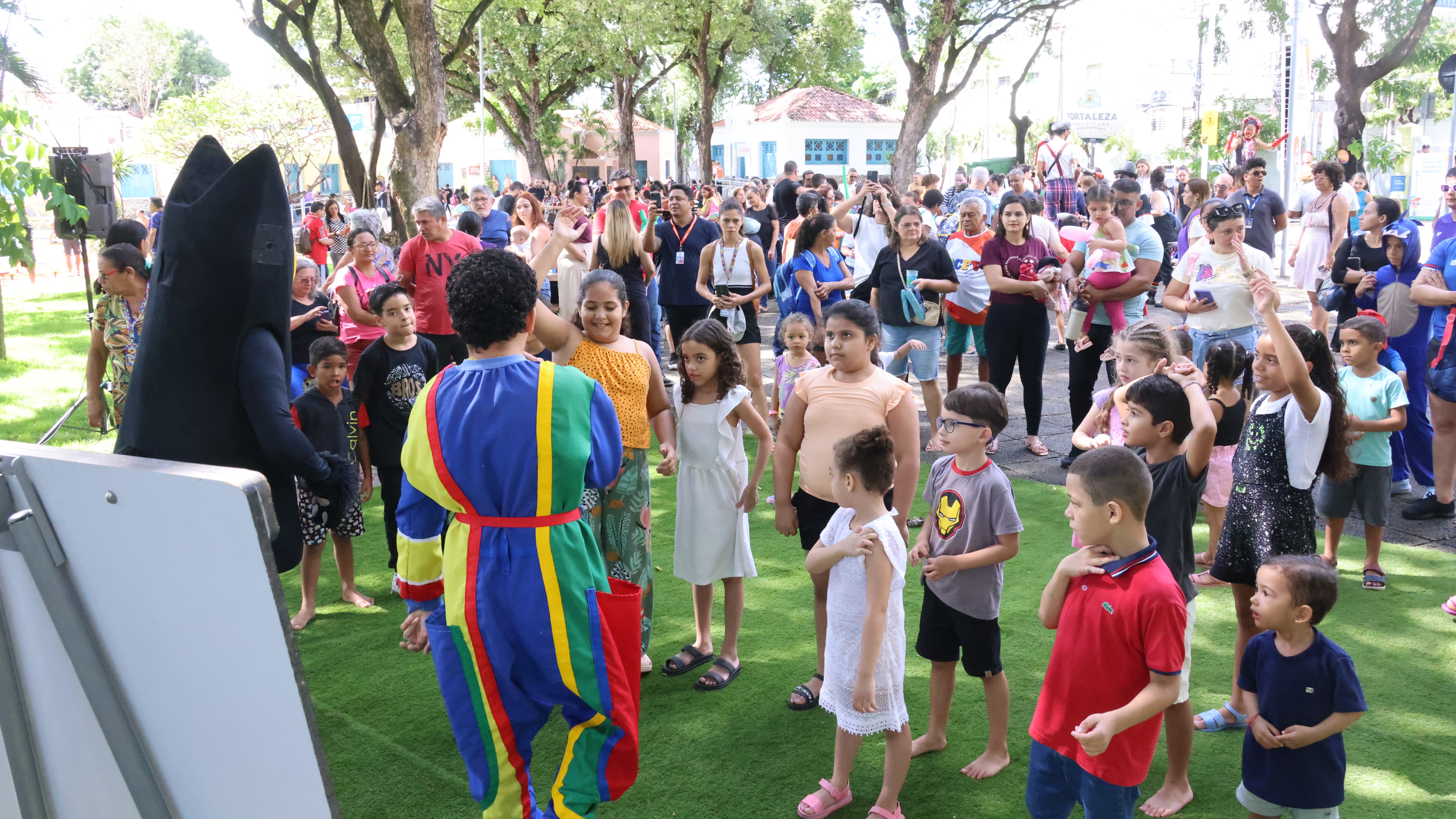 grupo de pessoas posa para a foto